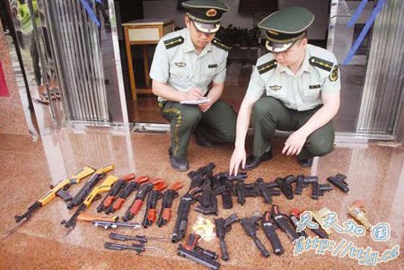 小学生揣仿真枪上学 称在校遇到坏人可防身