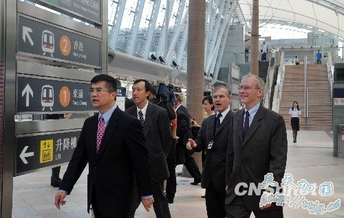 5月17日,美国商务部部长骆家辉一行,从欣澳站登车乘坐香港铁路东涌线至香港站,体验港铁。骆家辉率领的美国贸易代表团是16日抵达
香港,开始其访问中国的行程。 中新社发 郑祚声 摄 5月17日,美国商务部部长骆家辉一行,从欣澳站登车乘坐香港铁路东涌线至香港站,体验港铁。骆家辉率领的美国贸易代表团是16日抵达香
港,开始其访问中国的行程。 中新社发 郑祚声 摄