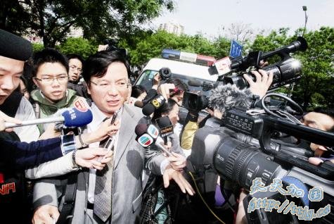 黄光裕律师称判决比预想重 家属情绪激动(图)