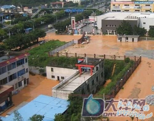 大水已经冲到马路上