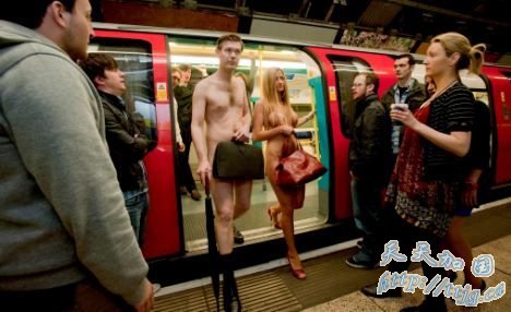 伦敦地铁“裸体秀” 组织者称可提升自信(组图)