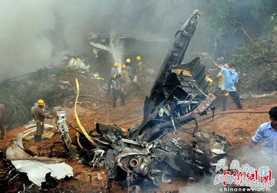 印航客机降落时冲出跑道坠毁 159死7人获救(图)