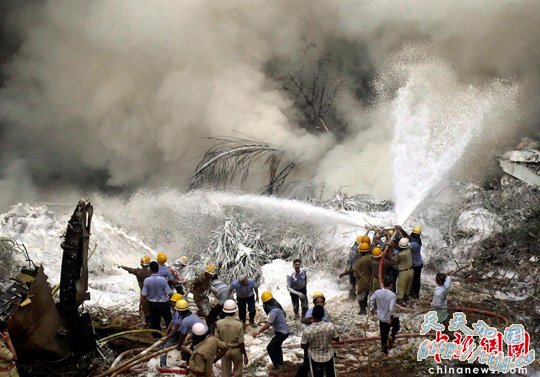 印航客机降落时冲出跑道坠毁 159死7人获救(图)