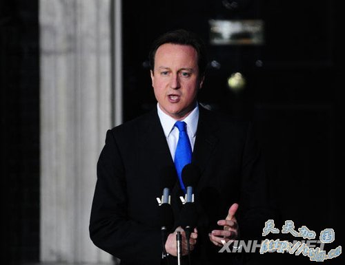 5月11日,在英国伦敦,保守党领袖卡梅伦在唐宁街10号首相官邸前发表讲话。新华社记者曾毅摄 5月11日,在英国伦敦,保守党领袖卡梅伦在唐宁街10号首相官邸前发表讲话。新华社记者曾毅摄