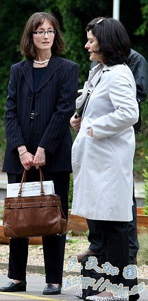 副首相夫人米利亚姆在站台上等车 副首相夫人米利亚姆在站台上等车