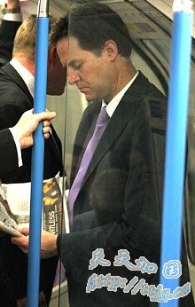 副首相夫人米利亚姆在站台上等车 副首相夫人米利亚姆在站台上等车