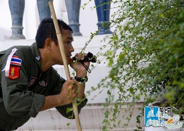 5月21日,一名泰国警察在首都曼谷拉差巴颂区的一座寺庙里搜查爆炸物。当天,泰国政府发言人帕尼坦发表电视讲话说,泰国政府紧急状态公共管理中心决定成
立特别部队,以确保首都曼谷民众的安全。 新华社记者 陈铎 摄
5月21日,一名泰国警察在首都曼谷拉差巴颂区的一座寺庙里搜查爆炸物。当天,泰国政府发言人帕尼坦发表电视讲话说,泰国政府紧急状态公共管理中心决定成
立特别部队,以确保首都曼谷民众的安全。 新华社记者 陈铎 摄