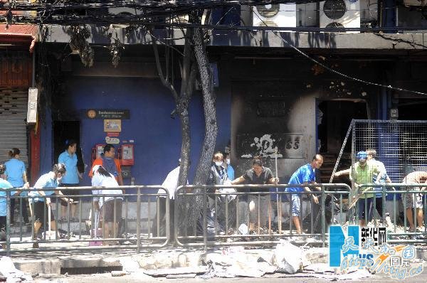 5月21日,在曼谷本盖地区,当地居民清理自家店铺前的垃圾。 新华社记者 史先振 摄 5月21日,在曼谷本盖地区,当地居民清理自家店铺前的垃圾。 新华社记者 史先振 摄