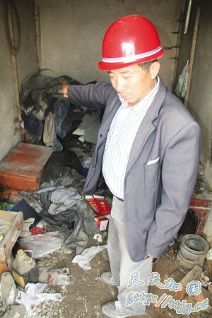 小屋内脏乱不堪。