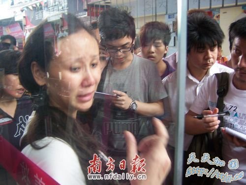 广州一孕妇抱煤气瓶与30余名城管对峙强拆(图)