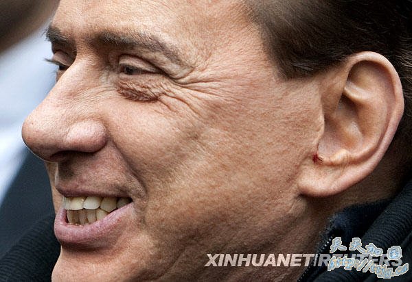 2010年1月11日,在意大利首都罗马格拉齐奥利宫,意大利总理贝卢斯科尼抵达私人官邸时笑容满面。贝卢斯科尼身体康复,当日在罗马重新开始日常工作。
新华社/路透
2010年1月11日,在意大利首都罗马格拉齐奥利宫,意大利总理贝卢斯科尼抵达私人官邸时笑容满面。贝卢斯科尼身体康复,当日在罗马重新开始日常工作。
新华社/路透