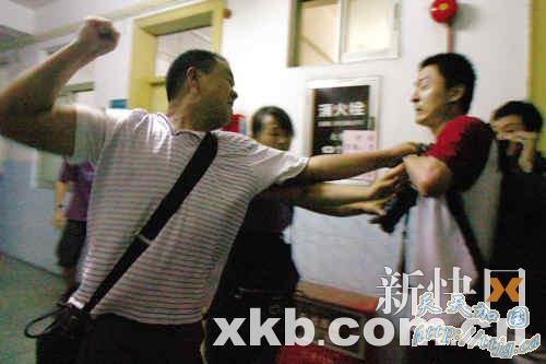广东记者采访受伤工人遭殴打 行凶者系工厂主人