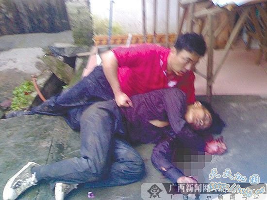 宜州一吸毒者与民警扭打持刀拒捕 争夺时中刀身亡