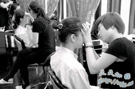 成都8名美女获相亲入场券 参选千万富翁征婚(图)