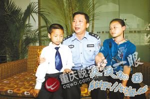 副局长匿名救2名落水儿童 家属到公安局跪谢