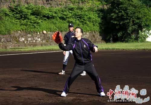 温家宝东京晨练 与东京市民一起打太极拳(组图)