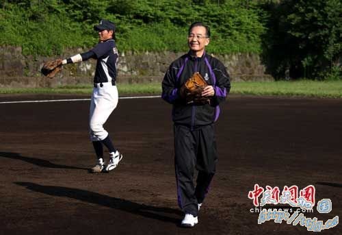 温家宝东京晨练 与东京市民一起打太极拳(组图)