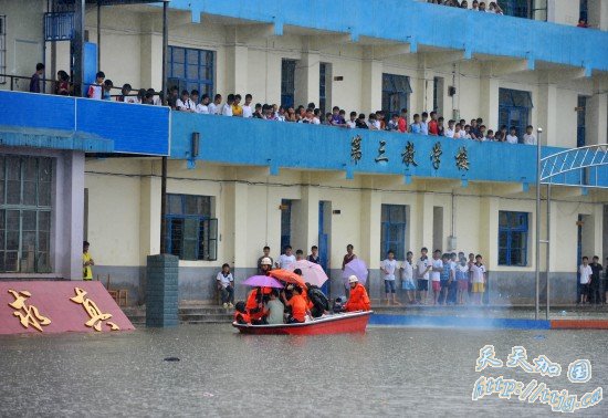 广西来宾800多中学生被洪水围困 洪水深至胸部(组图)