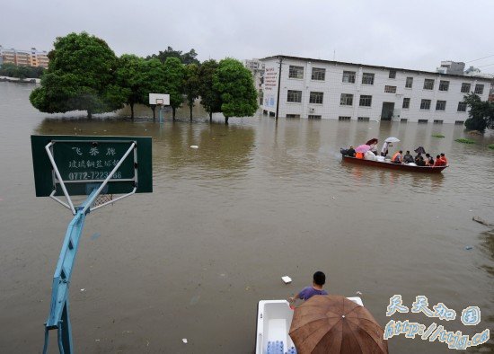广西来宾800多中学生被洪水围困 洪水深至胸部(组图)