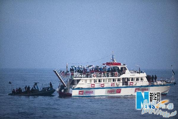 5月31日,在以色列附近的地中海海域,以军士兵登上一艘试图驶入加沙地带沿海地区的国际人道主义救援船只。
以色列海军当地时间当天凌晨向试图驶入加沙地带沿海地区的国际人道主义救援船队开火。据以色列电视台“第10频道”报道,开火事件造成19人死亡,26人
受伤。但以方发布的初步报告称,开火造成10人死亡。 新华社发 5月31日,在以色列附近的地中海海域,以军士兵登上一艘试图驶入加沙地带沿海地区的国际人道主义救援船只。
以色列海军当地时间当天凌晨向试图驶入加沙地带沿海地区的国际人道主义救援船队开火。据以色列电视台“第10频道”报道,开火事件造成19人死亡,26人
受伤。但以方发布的初步报告称,开火造成10人死亡。 新华社发