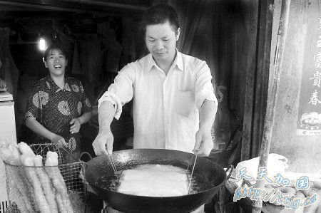 夫妻俩天天很忙碌。(图片来源:东南新闻网)