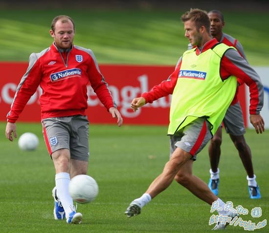 图文-英格兰备战热身赛贝克汉姆训练单挑鲁尼