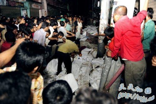 居民们聚集在遇难者身旁。 居民们聚集在遇难者身旁。