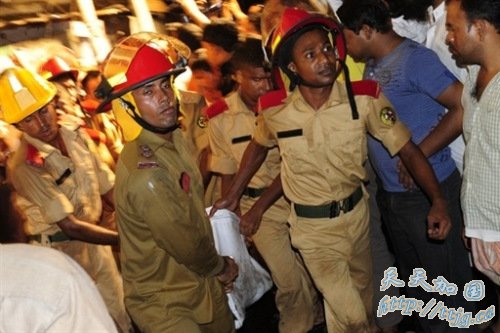 救火队员们在解救伤员。 救火队员们在解救伤员。