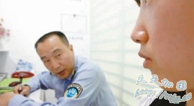 美女会所内被按倒床上强行隆鼻 事后被索要4800元