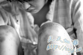 初一女孩被扎数百个针眼 称遭十余男生围殴(图)