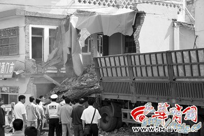 卡车撞塌小楼两人亡 老太深夜散步刚出屋家被毁(图)