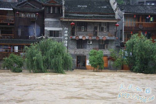 湖南凤凰遭遇暴雨袭击 古城部分街道成泽国