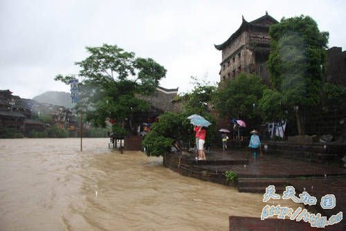 湖南凤凰遭遇暴雨袭击 古城部分街道成泽国