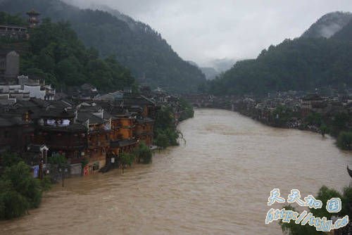 湖南凤凰遭遇暴雨袭击 古城部分街道成泽国