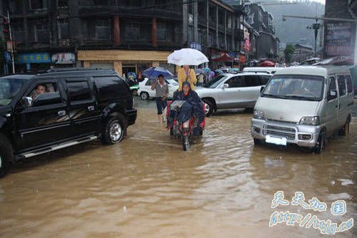 湖南凤凰遭遇暴雨袭击 古城部分街道成泽国