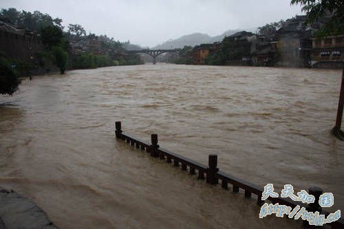 湖南凤凰遭遇暴雨袭击 古城部分街道成泽国