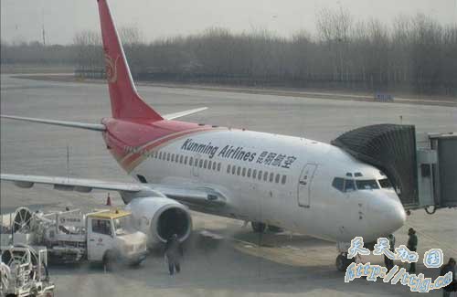 网贴曝飞机机翼绑胶带 昆明航空称不影响安全(组图)