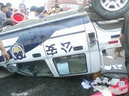 温州警察查扣无证三轮车引冲突 一警车被掀翻