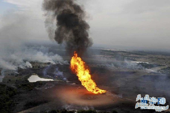 这张美国《达拉斯晨报》发布的照片显示,6月7日,美国得克萨斯州天然气管道爆炸事故现场燃起熊熊大火。 新华社/法新 这张美国《达拉斯晨报》发布的照片显示,6月7日,美国得克萨斯州天然气管道爆炸事故现场燃起熊熊大火。 新华社/法新