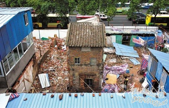 圈而不拆,危楼“被钉子”三十年(图)