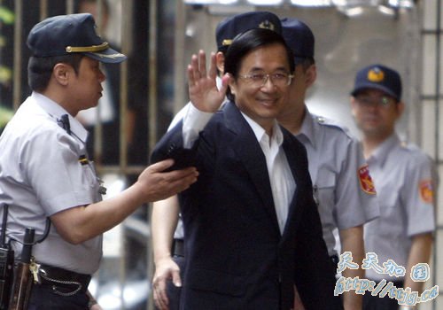 陈水扁向民众招手致意