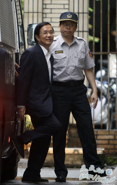 陈水扁在法警陪同下出庭
