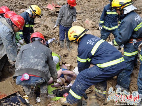 四川康定县发生山体垮塌致23死7伤