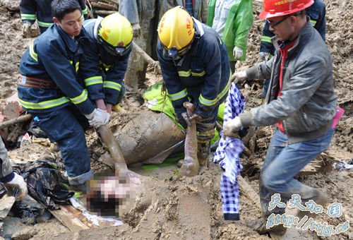救援人员在泥中挖出遗体