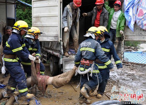 救援人员将遗体抬上车