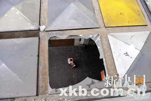 广州天河东方都会广场一清洁女工三楼坠亡(图)