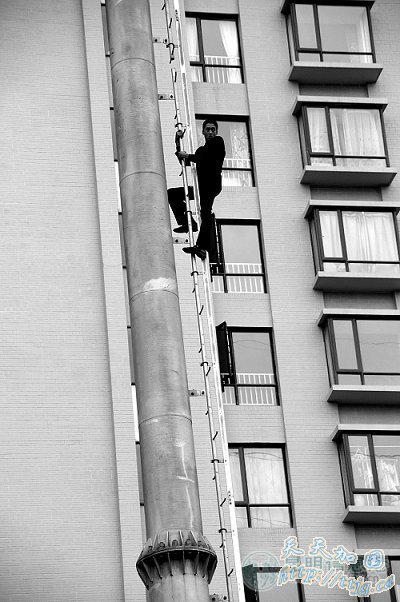 媳妇跑了 昆明一男子爬上30多米高的电线杆抽烟(图)