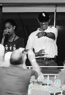 美总统奥巴马陪女儿看球 庆祝父亲节100周年(图)