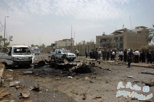 6月20日,在伊拉克首都巴格达,警察和士兵在爆炸现场查看。新华社发(巴夏尔摄)