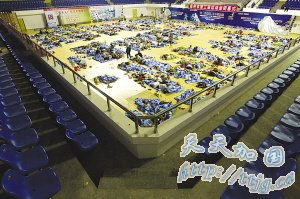 缺水缺粮缺被子缺冲锋舟!(组图)